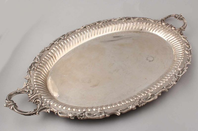 Beautiful oval silver tray, 900/000, decorated with a lobed inner edge surrounded by an edge of