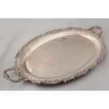 Beautiful oval silver tray, 900/000, decorated with a lobed inner edge surrounded by an edge of