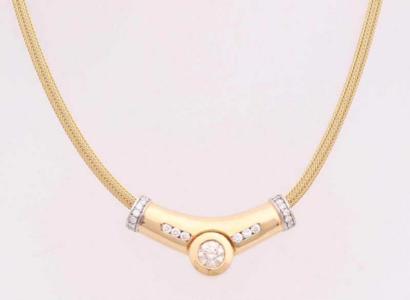 Elegant yellow gold choker, 750/000, with diamonds. Fine braided necklace with a large loose pendant