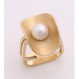 Yellow gold ring, 585/000, with pearl. Tight gold ring with on the head a hollow matted circle set