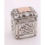 Silver lodderein box, 835/000, with beautiful decorations, raised lid with a special gold