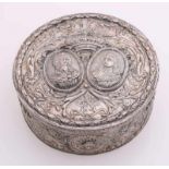 Round silver lid box, 800/000, with a hinged lid with a representation of William and Mary. The edge