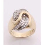 Yellow gold ring, 585/000, with diamonds. Ring with round head with 4 rows set with small
