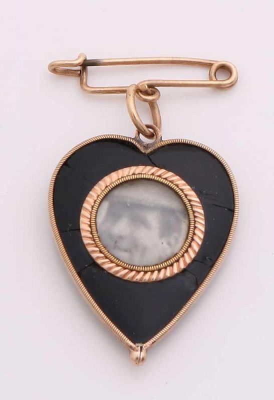 Pin with heart pendant made of black stone with yellow gold edge and medallion. 21x22mm. Pin is