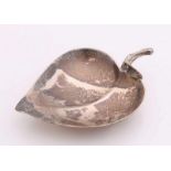 Silver plate, 925/000, in the shape of a leaf. Signed TIFFANY & CO, MAKERS. 9x6,5cm. about 38 grams.