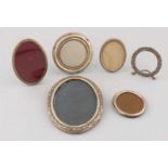 Six silver frames, with various treatments and various contents. 4 Oval frames, 51x64mm, 56x70mm,