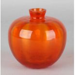 Antique Leerdam orange vase, Beatrix vase. Circa: 1938. Size: 11 x 9.5 cm ø. In good condition.