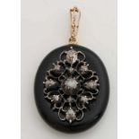 Spezieller Anhänger aus Onyx mit Gelbgold, Silber und Diamanten. Großer ovaler Onyx mit gelbgoldenem