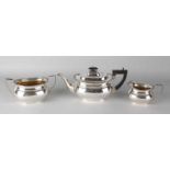 Silber-Teeservice, 925/000, englisch, bestehend aus Teekanne, Milchkännchen und Zuckerdose mit