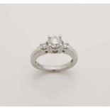 Wunderschöner Platinring, 950/000, mit 3 Diamanten. Solitairrin g mit einem Diamanten im