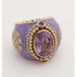 Gelbgoldring, 585/000, mit lila Emaille. In der Mitte mit einem oval facettierten Amethyst, ca. 10,