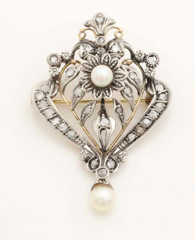 Beautiful gold with silver brooch and earrings with diamonds and pearls, 585/000 and 835/000. Brooch - Image 2 of 3