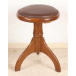 Oak piano stool with brown leather seat ca. 1920 cond Good. Oak Piano Hocker mit braunem Ledersitz