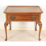 Oak tea table with one drawer. Fully standing on Queen Anne legs. Circa 1920. Size: 51 x 60 x 40 cm.