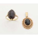 Yellow gold pendant and ring, 585/000, with garnet. Gold pendant with carved scalloped edge set with