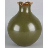 Old Chinese porcelain vase with green tea glaze. Size: 20 x 14.5 cm ø. In good condition. Alte