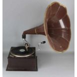 Old funnel gramophone. Old example. 20th century. Size: 70 x 50 x 52 cm. In good condition. Altes