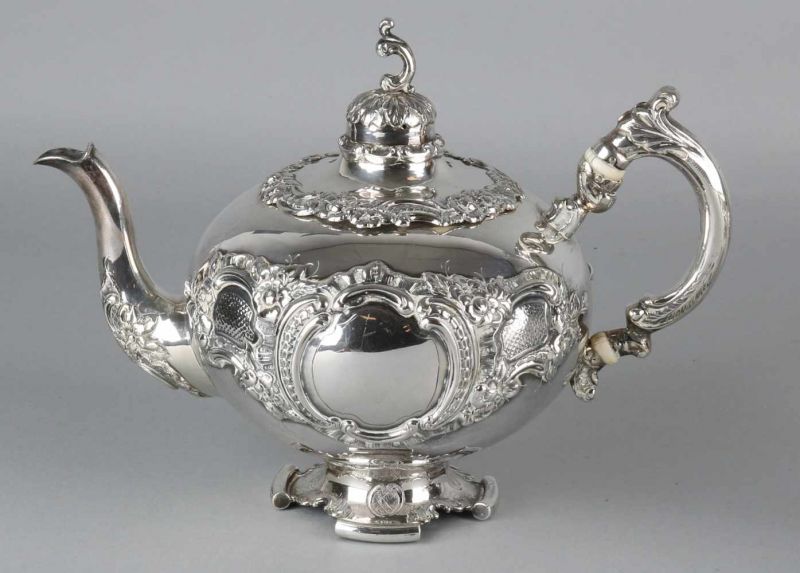 Silver tea can on comforter and creamer. 833/000, Tea can and cream can be richly decorated with - Image 2 of 3