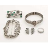 Lot of silver jewelry with a beautiful brooch, a buckle with volutes and 2 faces, a Scottish lucky