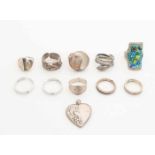 Lot with 10 silver rings with eg enamel and zirconia's and a heart pendant. Lot mit 10