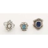 Lot with three silver rings, with lapis lazuli, opal and a blue glass stone. total about 26.1 grams.