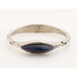 Silver slave band, 925/000, with lapis lazuli. Bracelet with hinge with a marquise cut lapis lazuli.