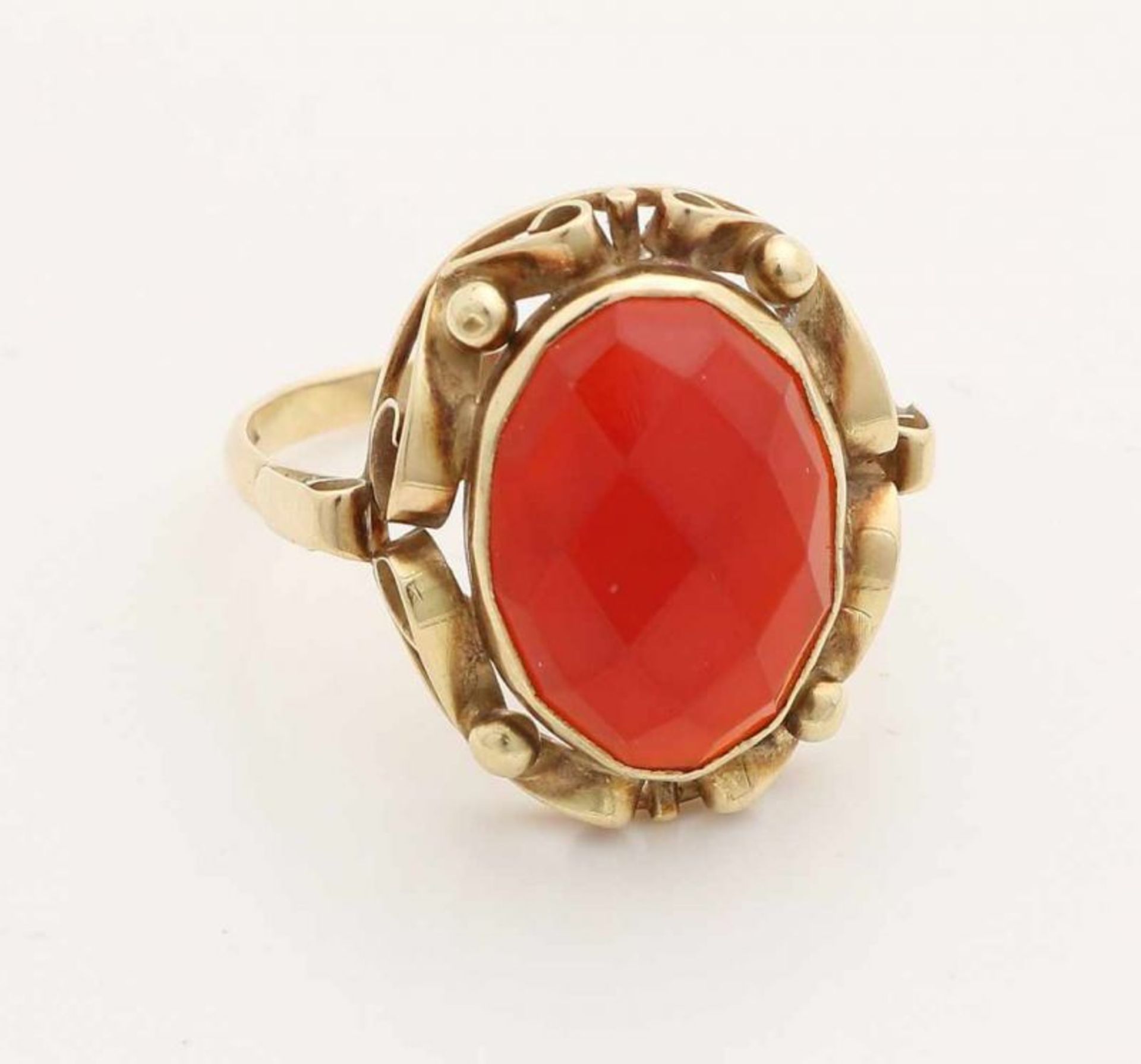 Yellow gold ring, 585/000, with carnelian. Ring with oval cupboard with a wavy edge decorated with