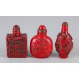 Three old red Japanese snuff bottles, various. Size; 7 - 8 cm. In good condition. Drei alte rote