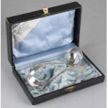 Cassette with 2 silver sauce spoons, 833/000, Hague praise. MT .: Van Kempen, Voorschoten and