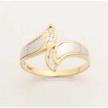 Yellow gold ring, 750/000, with platinum and diamond. Gold ring inlaid with platinum and set with