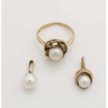 Two pendants and ring, 333/000, with cultificial pearl. total about 3.8 grams. Zwei Anhänger und