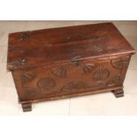 Small 18th century oak box with sled legs. Fittings later. Size: 42 x 88 x 42 cm. In good condition.