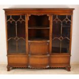 Mahogany Queen Anne-style three-door display case with shelves. Circa 1950. Size: 140 x 145 x 40 cm.