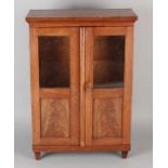 19th Century mahogany model display case. Oak wood corpus. Size: 46 x 32 x 15 cm. In good condition.