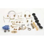 Lot with doll's accessories: ear irons, cap pins, regional pins buttons and a bag. Lot mit