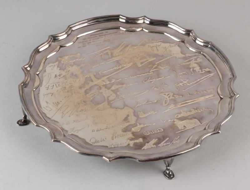 Very silver cabaret / tray, 925/000, on legs. Round-edged model on 4 legs with engravings: Presented - Image 2 of 3