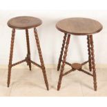Two antique oak English side tables with twisted legs. Circa 1900. Size: 73 x 50 cm ø. In good