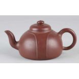 Old Chinese Yixing teapot with soil mark. Size: 7.5 x 14.5 x 8.8 cm ø. In good condition. Alte