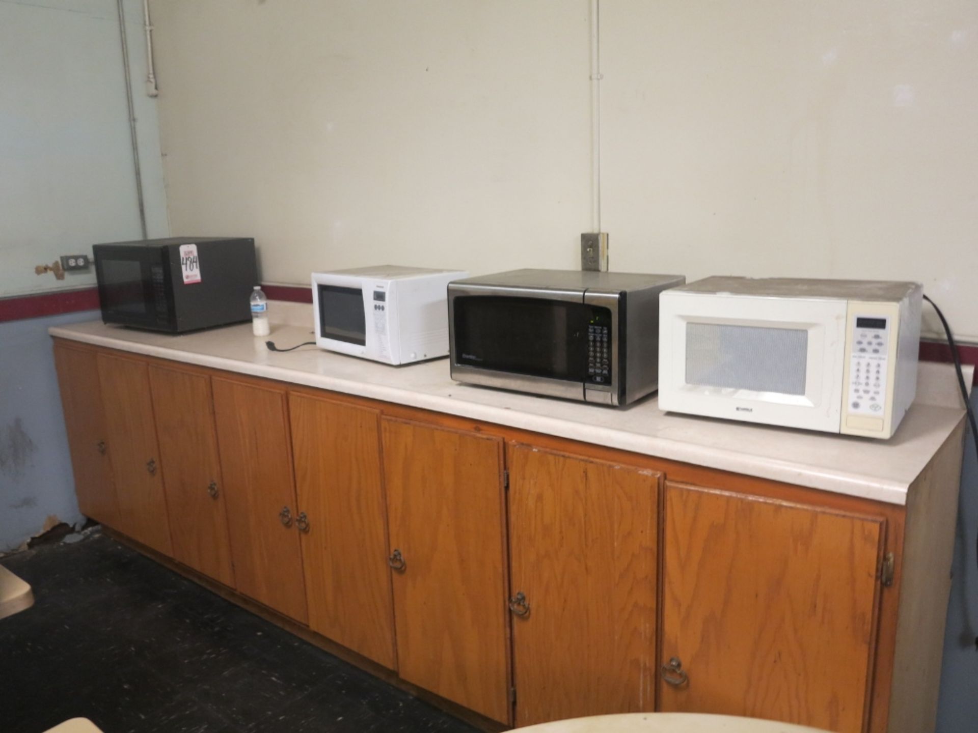 LOT - MICROWAVE AND COFFEE POT - Image 2 of 2