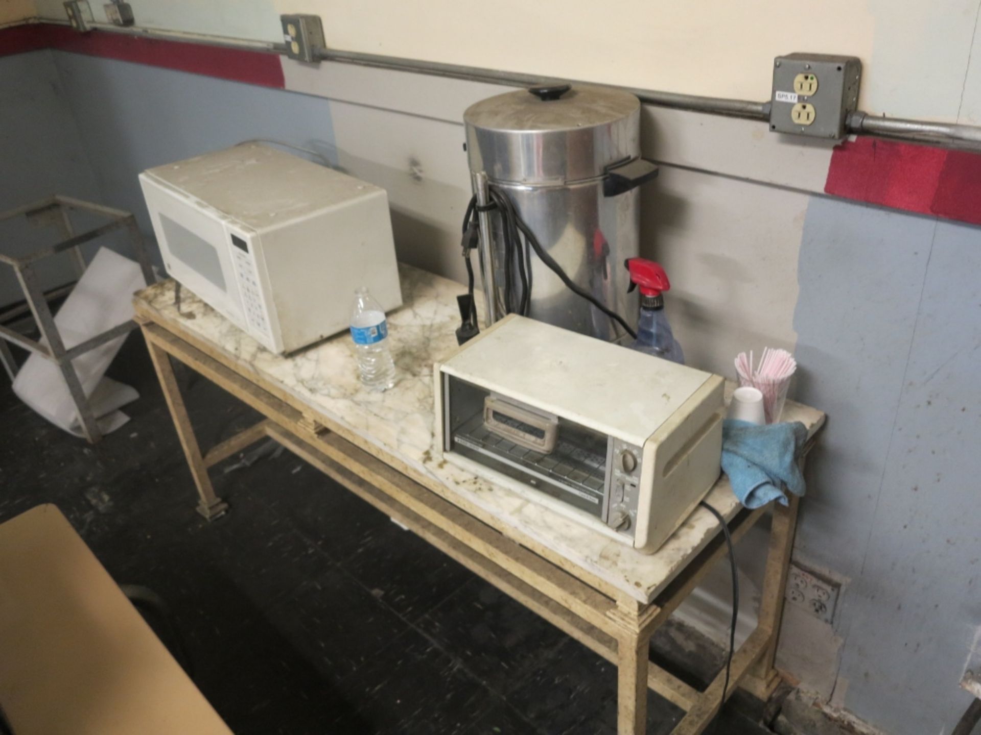 LOT - MICROWAVE AND COFFEE POT