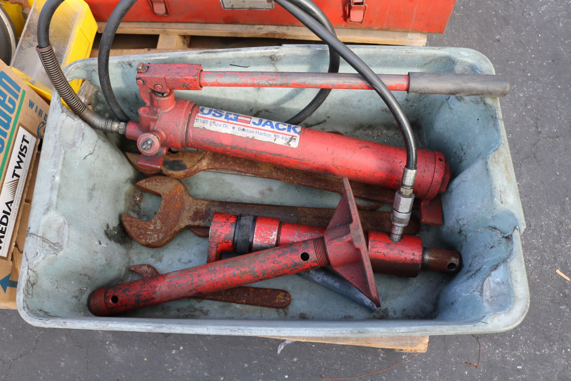 LOT - PALLET OF TOOLS: ELECTRIC CHAIN SAW, HYDRAULIC BENDERS, ETC. - Image 5 of 7