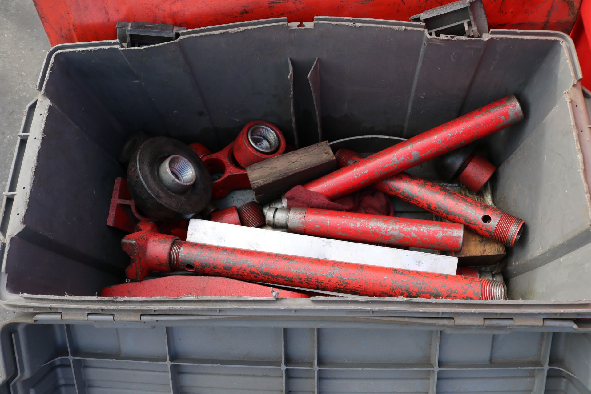 LOT - PALLET OF TOOLS: ELECTRIC CHAIN SAW, HYDRAULIC BENDERS, ETC. - Image 3 of 7