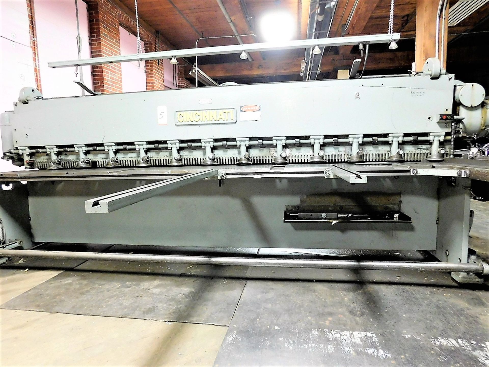 CINCINNATI 12' POWER SHEAR, MODEL 1012, CAPACITY: 10 GA. X 12', FOOT TREADLE, SUPPORTS, SQUARING - Image 2 of 8