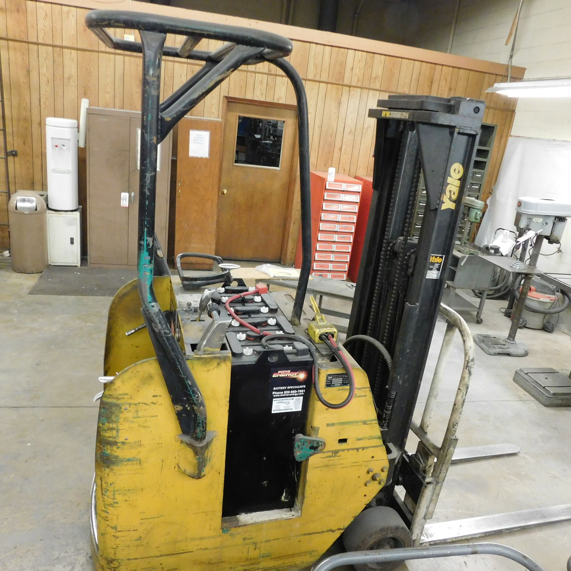 YALE STAND-UP ELECTRIC FORKLIFT, 2000 LB CAPACITY, MODEL ESC20G4T083, S/N 219917, W/ EXIDE CHARGER - Image 4 of 8