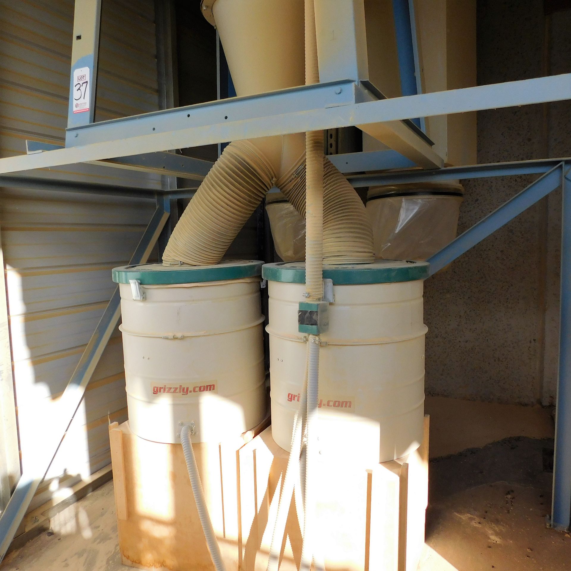 GRIZZLY 10HP 3-PHASE DUAL FILTRATION HEPA CYCLONE DUST COLLECTOR, MODEL G0638HEP (DELAYED PICKUP; - Image 3 of 3