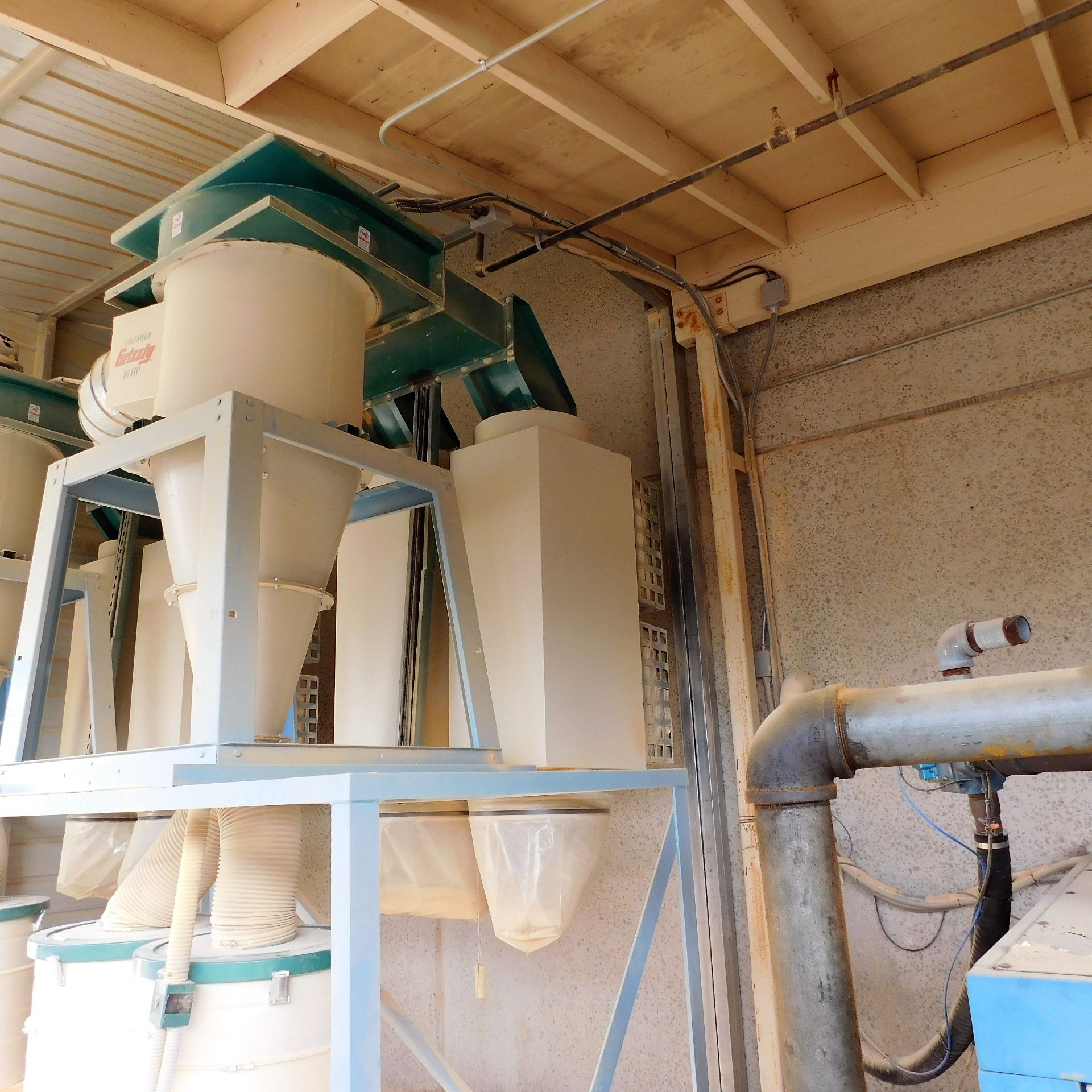 GRIZZLY 10HP 3-PHASE DUAL FILTRATION HEPA CYCLONE DUST COLLECTOR, MODEL G0638HEP (DELAYED PICKUP; - Image 2 of 2