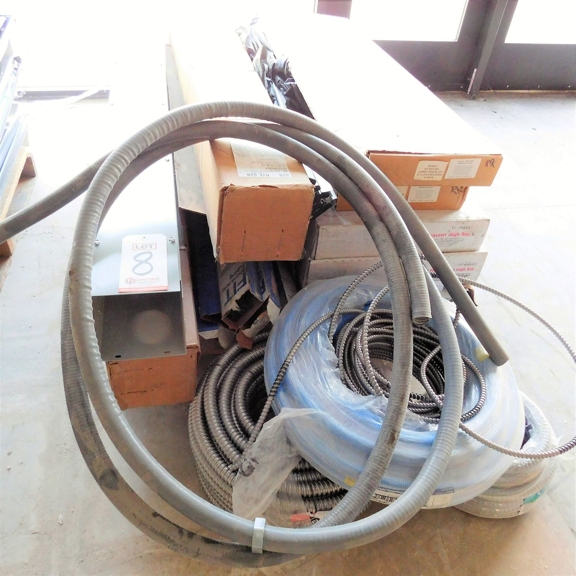 LOT - PALLET OF MISC LIGHTING AND ELECTRICAL ITEMS