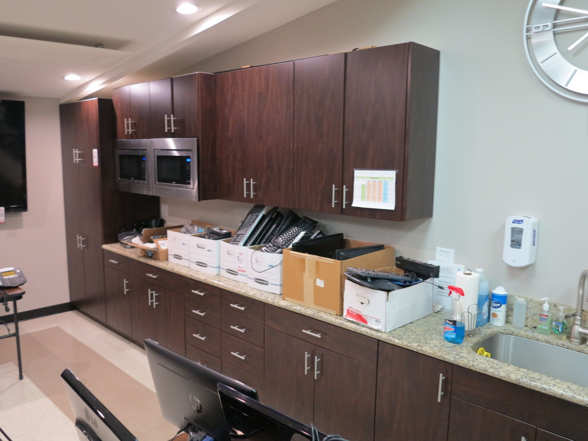 LOT - CONTENTS OF CABINETS AND DRAWERS (BREAK ROOM SUPPLIES) - Image 5 of 6