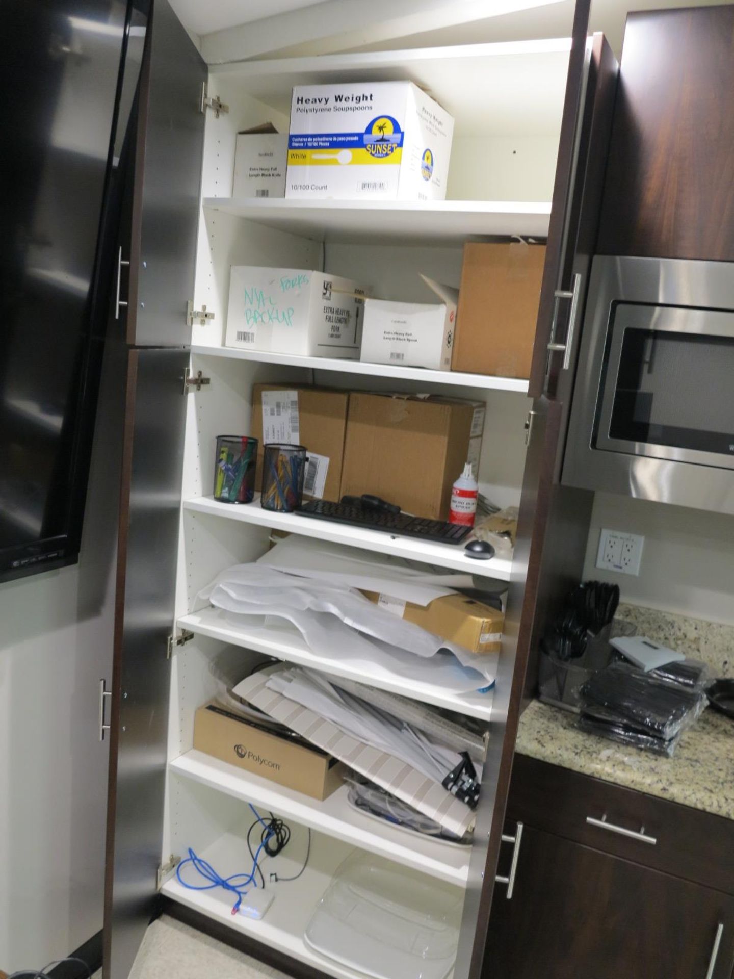 LOT - CONTENTS OF CABINETS AND DRAWERS (BREAK ROOM SUPPLIES)