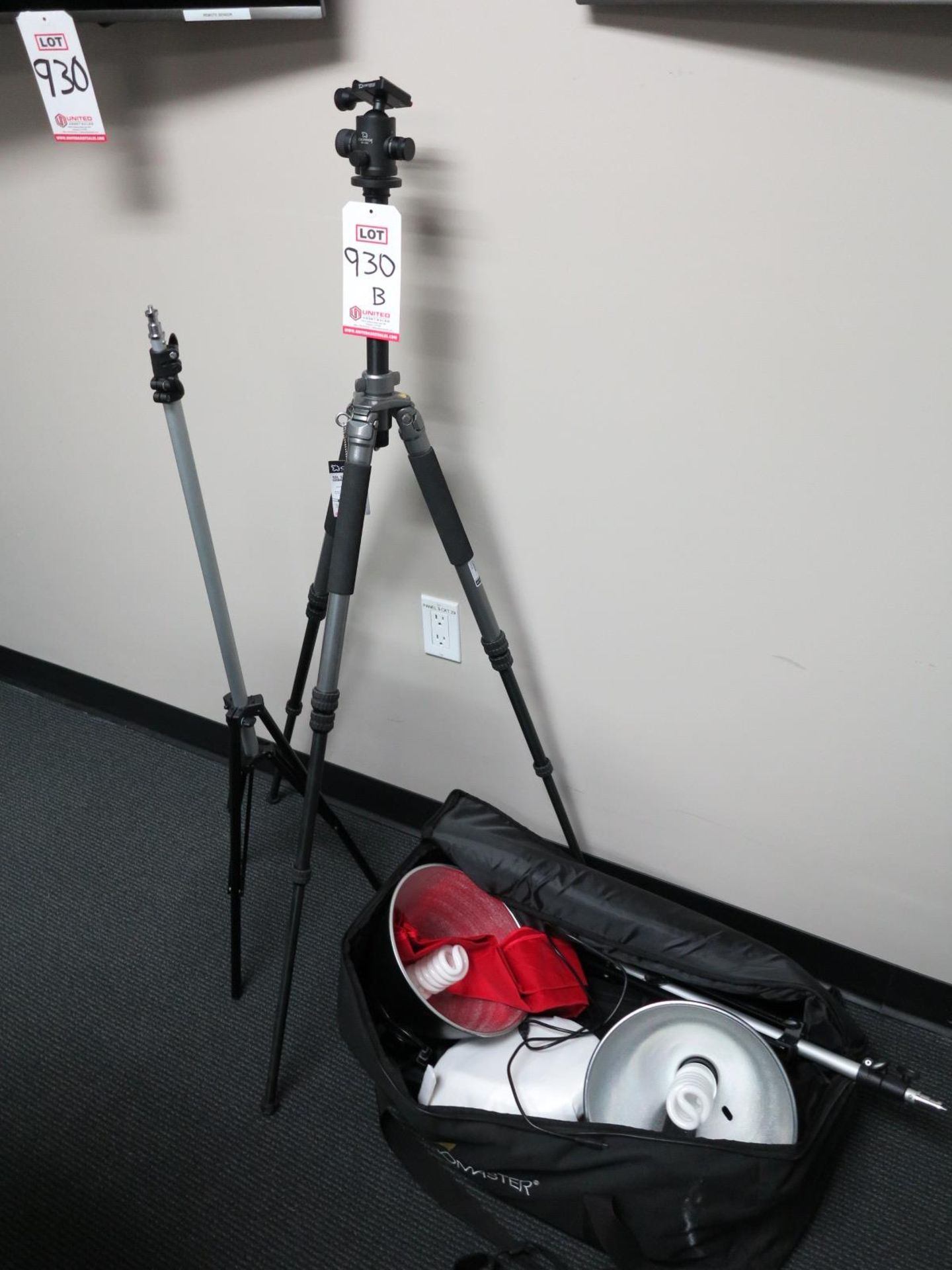 LOT - CAMERA TRIPODS AND LIGHTING